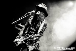 Eric Sardinas-2 Guitare en scene 2014 – photographie Alexandre Coesnon