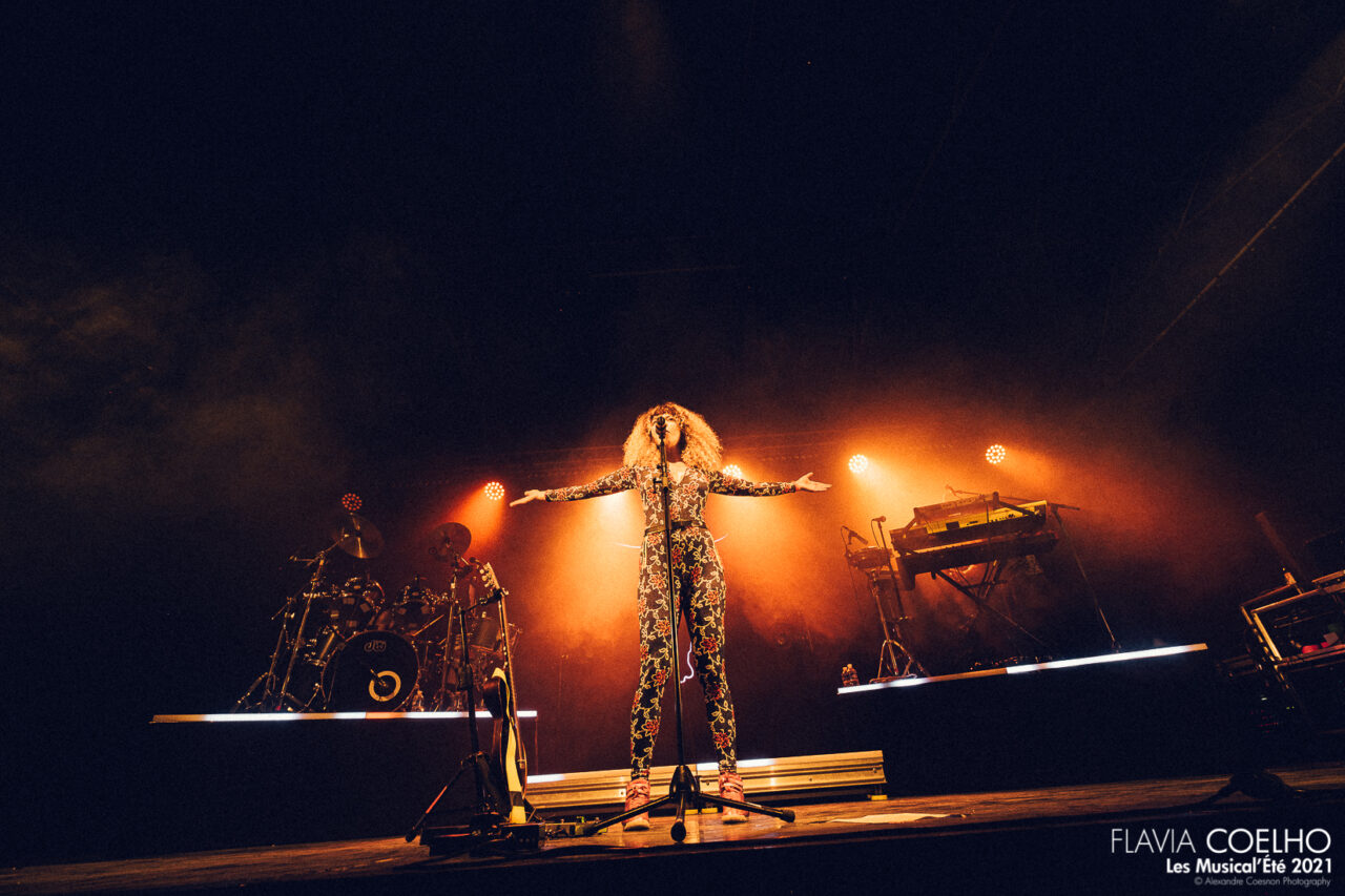 FLAVIA COELHO | Les Musical'Eté 2021, Annemasse – photographie Alexandre Coesnon