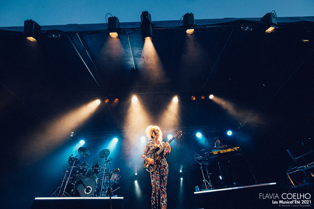 FLAVIA COELHO | Les Musical'Eté 2021, Annemasse – photographie Alexandre Coesnon
